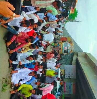 विविध मागण्यासाठी सोनखेड येथे शेतकऱ्यांचा रास्ता रोको आंदोलन