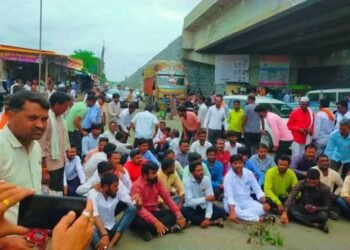 विविध मागण्यासाठी सोनखेड येथे शेतकऱ्यांचा रास्ता रोको आंदोलन