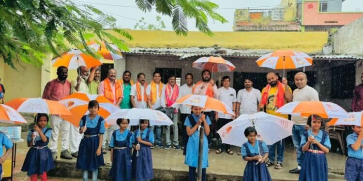 श्री. बाळासाहेब गायकवाड यांच्या मार्फत गरजुवंत विद्यार्थी तसेच छोटे उद्योजक हातगाडी चालकांना छत्री वाटप कार्यक्रम हाती घेण्यात आला आहे..