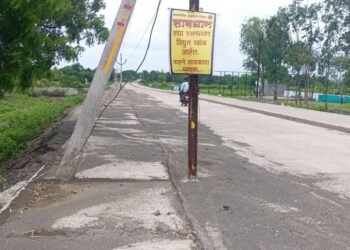 सार्वजनिक बांधकाम विभागाचा सावळा गोंधळ अर्धा किलोमीटर रस्त्यावर विजेचे खांब