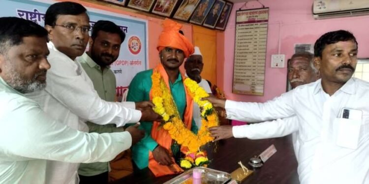 मुक्रमाबाद तलाठी सज्जाचे तलाठी महेश पदाजी यांना निरोप