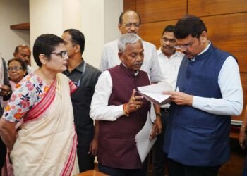 सरसकट शेतकऱ्यांना नुकसान भरपाई मिळवून देण्यासाठी आ.केराम थेट उपमुख्यमंत्री फडणवीस यांच्या दालनात!