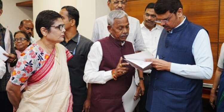 सरसकट शेतकऱ्यांना नुकसान भरपाई मिळवून देण्यासाठी आ.केराम थेट उपमुख्यमंत्री फडणवीस यांच्या दालनात!