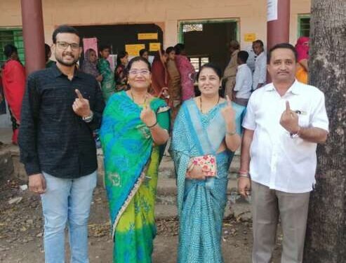 विद्यामंदिर संस्थेचे अध्यक्ष भूषण भूमकर , सचिव निनाद भूमकर यांनी परिवारासह बजावला मतदानाचा हक्क