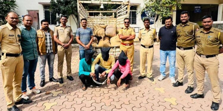 परतूर पोलिसांनी अवघ्या २४ तासात पकडली सोयाबीन चोरी करणारी टोळी, मुद्धेमाल केला जप्त.