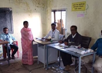भोकरदन कुंभारी येथील बुथवर दिव्यांग कर्मचारी यांनी चालविले स्वतंत्र्य मतदान केंद्र