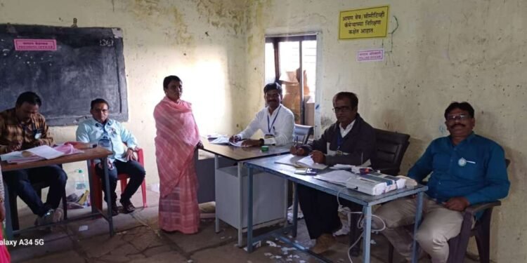 भोकरदन कुंभारी येथील बुथवर दिव्यांग कर्मचारी यांनी चालविले स्वतंत्र्य मतदान केंद्र