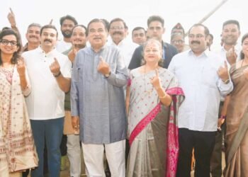 गडकरींनी कुटुंबासह बजावला मतदानाचा हक्क