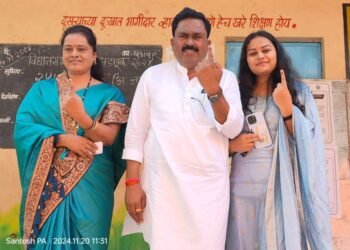 मौजे मुंढेवाडी(ता.मोहोळ) येथे महायुतीचे अधिकृत उमेदवार आमदार श्री.यशवंत(तात्या)माने * यांनी पत्नी सौ. नीता आणि कन्या निकिता सहकुंटुंब समवेत मतदानाचा हक्क बजावला.*