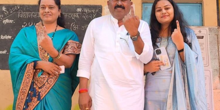 मौजे मुंढेवाडी(ता.मोहोळ) येथे महायुतीचे अधिकृत उमेदवार आमदार श्री.यशवंत(तात्या)माने * यांनी पत्नी सौ. नीता आणि कन्या निकिता सहकुंटुंब समवेत मतदानाचा हक्क बजावला.*