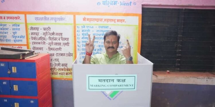 देगाव येथे माढा मतदारसंघाचे अधिकृत उमेदवार *अभिजीत धनंजय पाटील* यांनी सहकुटुंब मतदानाचा हक्क बजावला✌🏻