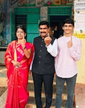 करमाळा विधानसभा मतदार संघाचे अपक्ष उमेदवार रामदास झोळ यांनी बजावला मतदानाचा हक्क सहकुटुंब यांच्या मूळ गावी वाशिंब येथे केले मतदान