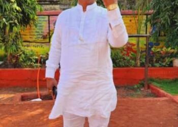 शिवसेना सोलापूर जिल्हा प्रमुख महेश नरसिंह चिवटे यांनी करमाळ्यात मतदानाचा हक्क बजावला