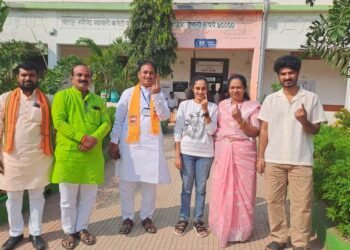 मनसे उमेदवार दिलीप धोत्रे यांनी कुटुंबासह पंढरपूर येथे बजावला मतदानाचा हक्क