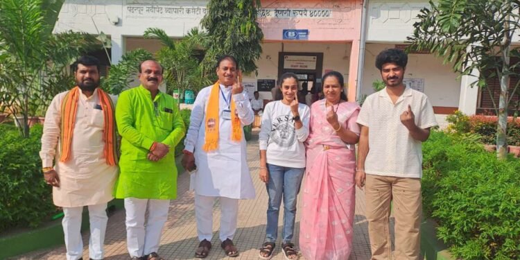 मनसे उमेदवार दिलीप धोत्रे यांनी कुटुंबासह पंढरपूर येथे बजावला मतदानाचा हक्क