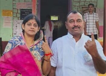 पंढरपूर  विधानसभा मतदार संघाचे भाजपाचे उमेदवार समाधान आवताडे व त्यांच्या पत्नी सौ.अंजली आवताडे यांनी   बजावला मतदानाचा हक्क .मंगळवेढा येथील इंग्लीश स्कुल प्रशालेत केले मतदान.