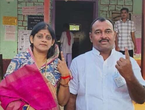 पंढरपूर  विधानसभा मतदार संघाचे भाजपाचे उमेदवार समाधान आवताडे व त्यांच्या पत्नी सौ.अंजली आवताडे यांनी   बजावला मतदानाचा हक्क .मंगळवेढा येथील इंग्लीश स्कुल प्रशालेत केले मतदान.