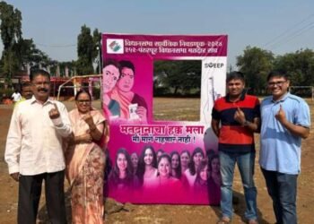 मंगळवेढा भाजपाचे माजी उपनगराध्यक्ष सुरेश जोशी यांनी सहकुटुंब मतदानाचा हक्क  बजावला