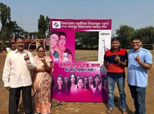 मंगळवेढा भाजपाचे माजी उपनगराध्यक्ष सुरेश जोशी यांनी सहकुटुंब मतदानाचा हक्क बजावला