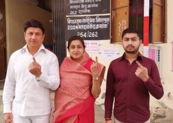 आमदार रणजीतसिंह मोहिते-पाटील यांनी अकलूज येथे सहपरिवार मतदानाचा हक्क बजावला.