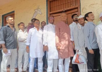 माजी आमदार राजन पाटील नगर येथे रांगेत उभारून नंतर मतदान कक्षात जाऊन मतदानाचा हक्क बजावला