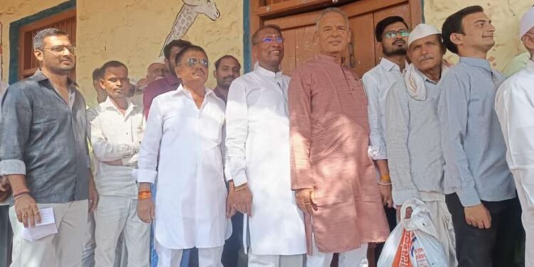 माजी आमदार राजन पाटील नगर येथे रांगेत उभारून नंतर मतदान कक्षात जाऊन मतदानाचा हक्क बजावला