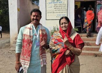 244 करमाळा मतदारसंघाचे महायुतीचे(शिवसेना शिंदे गट) उमेदवार दिग्विजय बागल व करमाळयाच्या माजी आमदार शामलताई बागल यांच्या सोबत मतदानाचा हक्क बजावताना