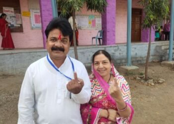 बार्शी विधान सभेचे अपक्ष उमेदवार किशोर आनंदराव देशमुख यांनी सपत्नीक मतदान करताना