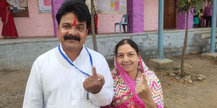 बार्शी विधान सभेचे अपक्ष उमेदवार किशोर आनंदराव देशमुख यांनी सपत्नीक मतदान करताना