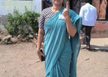 रश्मी दिगंबरराव बागल यांनी मांगी गावात बजावला मतदानाचा अधिकार