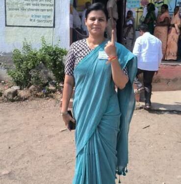 रश्मी दिगंबरराव बागल यांनी मांगी गावात बजावला मतदानाचा अधिकार