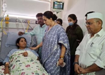 अर्चना रोटे यांच्या वर झालेल्या हल्ल्याची माहिती घेण्यासाठी चित्रा वाघ पोहचल्या अमरावतीत 