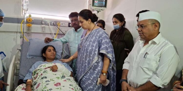 अर्चना रोटे यांच्या वर झालेल्या हल्ल्याची माहिती घेण्यासाठी चित्रा वाघ पोहचल्या अमरावतीत