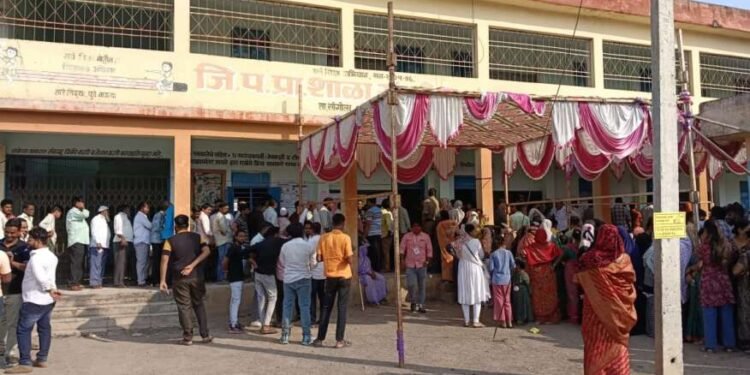 जि.प.प्रा.शाळा नं.१,भोपळे रोड,सांगोला येथे मतदानासाठी झालेली गर्दी