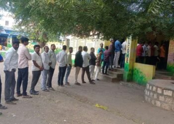 परतुरात रेकॉर्डतोड ७०.१२% बंपर मतदान सायंकाळी ७ पर्यंत मतदारांच्या रांगा