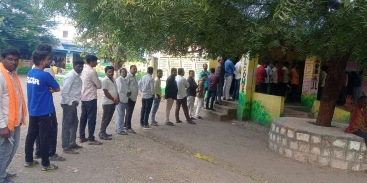 परतुरात रेकॉर्डतोड ७०.१२% बंपर मतदान सायंकाळी ७ पर्यंत मतदारांच्या रांगा