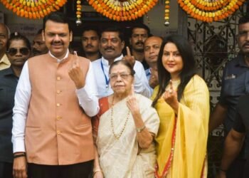 फडणवीसांनी कुटुंबासह केले मतदान