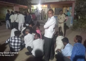 सोनखेड येथे आता 6  वाजून 10 मिनिट मतदान अजुन चालु आहे मतदार बसून असल्याचे चित्र सध्या पाहाव्यास मिळत असून सर्वाना टोकन वाटप करण्यात आले आहे