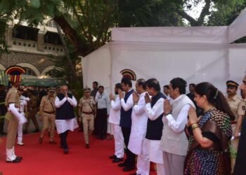 राज्यपालांचे मुख्यमंत्री व उपमुख्यमंत्र्यांसह पोलीस हुतात्म्यांना अभिवादन