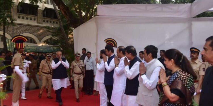 राज्यपालांचे मुख्यमंत्री व उपमुख्यमंत्र्यांसह पोलीस हुतात्म्यांना अभिवादन