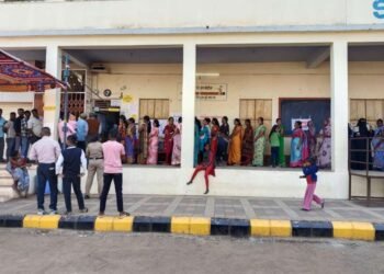 सांगोला विद्यामंदिर प्रशाला येथील मतदान केंद्रावर मतदान करण्यासाठी लागलेली महिलांची रांग