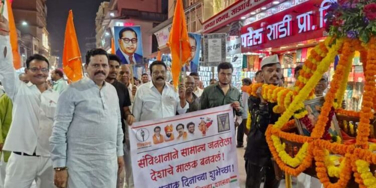 ठाण्यात शिवसेनेने काढली पवित्र संविधानाची दिंडी