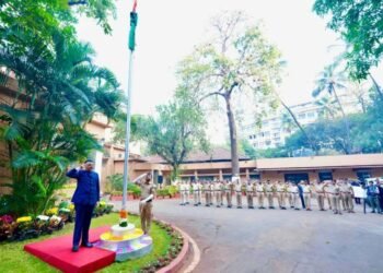 मुख्यमंत्री फडणवीस यांचे ‘वर्षा’ निवासस्थानी राष्ट्रध्वजवंदन 