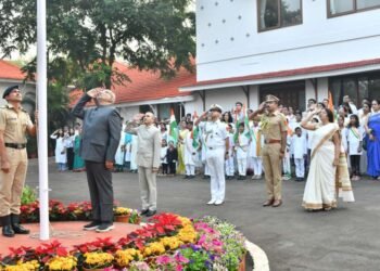 राज्यपालांच्या हस्ते राजभवन येथे ध्वज वंदन