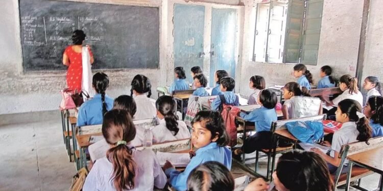 राज्यात शिक्षकांच्या ५५ हजार जागा रिक्त, जागा भरण्याची मागणी