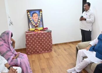 उपमुख्यमंत्री अजित पवार यांची सोलापूरात सिनगारे कुटुंबीयांना सांत्वनपर भेट