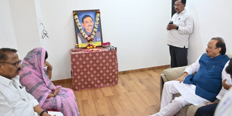 उपमुख्यमंत्री अजित पवार यांची सोलापूरात सिनगारे कुटुंबीयांना सांत्वनपर भेट