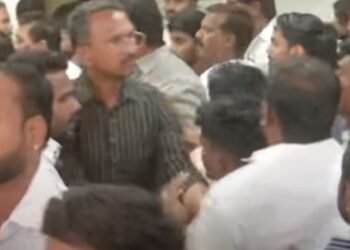 सोलापुरात मराठा समाजाच्या बैठकीत तुफान गोंधळ अन हाणामारी!