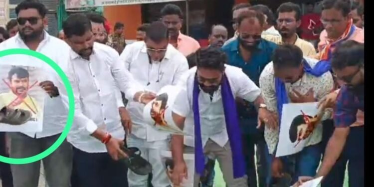 आ.हेमंत पाटील यांच्या जातीवादी वक्तव्याच्या निषेधार्थ सिडकोत जोडे मारो आंदोलन