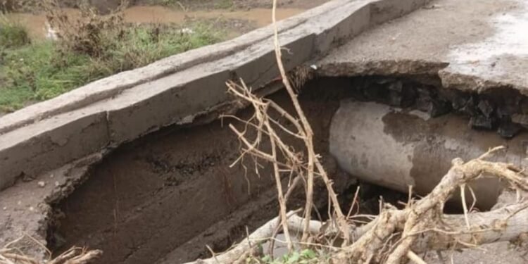 पूलावरून पाणी,खाली धोक्याचे रस्ते! मेट मार्ग धोक्याच्या उंबरठ्यावर